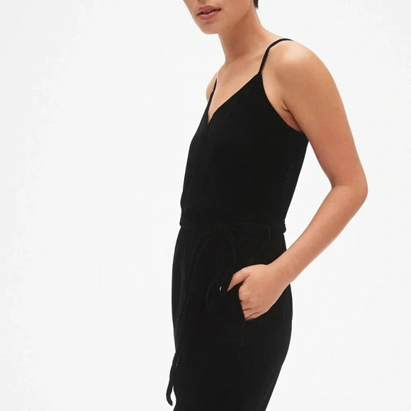 NWT Gap Velvet Jumpsuit,  Black size M - Picture 3 of 3